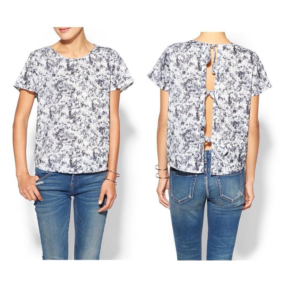 Wells Grace Women’s Blue Spotted knots top Size M